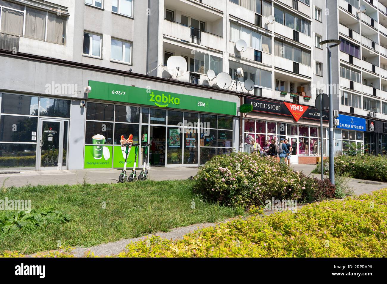 Insegna del negozio di alimentari polacco ZABKA Cafe. Supermercato Green Signboard. Facciata dell'edificio. Negozio di strada. Varsavia, Polonia - 26 luglio 2023. Foto Stock