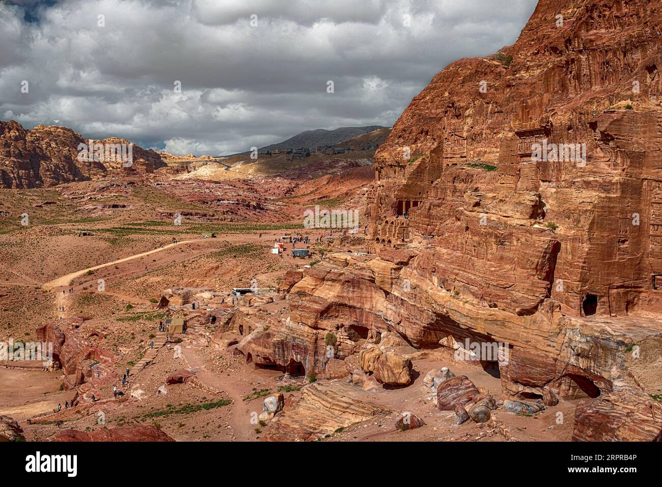 Vista dei templi scolpiti nelle rocce di arenaria durante il giorno nella gola di Siq, Petra, Giordania. Foto Stock