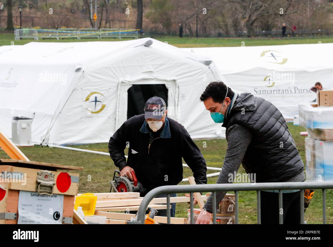 200331 -- NEW YORK, 31 marzo 2020 -- Un ospedale temporaneo è in costruzione a Central Park a New York, negli Stati Uniti, 30 marzo 2020. A New York, dove sono stati segnalati più di 33.000 casi, tende mediche bianche sono state erette nel prato East Meadow di Central Park come ospedale da campo. /Handout via Xinhua U.S.-NEW YORK-COVID-19-TEMPORARY HOSPITAL GuangxYu PUBLICATIONxNOTxINxCHN Foto Stock