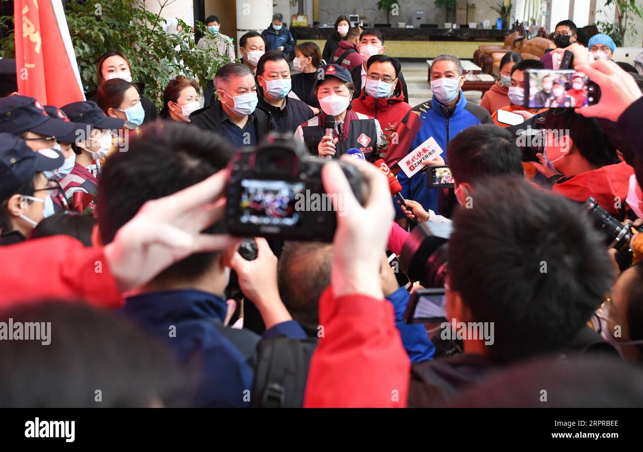 200331 -- WUHAN, 31 marzo 2020 -- li Lanjuan, un rinomato epidemiologo cinese, fa un'intervista prima di lasciare Wuhan, provincia di Hubei della Cina centrale, 31 marzo 2020. Il personale medico che conduce li Lanjuan ha lasciato Wuhan dopo aver terminato il loro compito qui il martedì. Li è un accademico della Chinese Academy of Engineering, che dirige il laboratorio chiave di stato per la diagnosi e il trattamento delle malattie infettive. CHINA-HUBEI-WUHAN-LI LANJUAN-PERSONALE MEDICO-RITORNO DA HUBEI CN CHENGXMIN PUBLICATIONXNOTXINXCHN Foto Stock