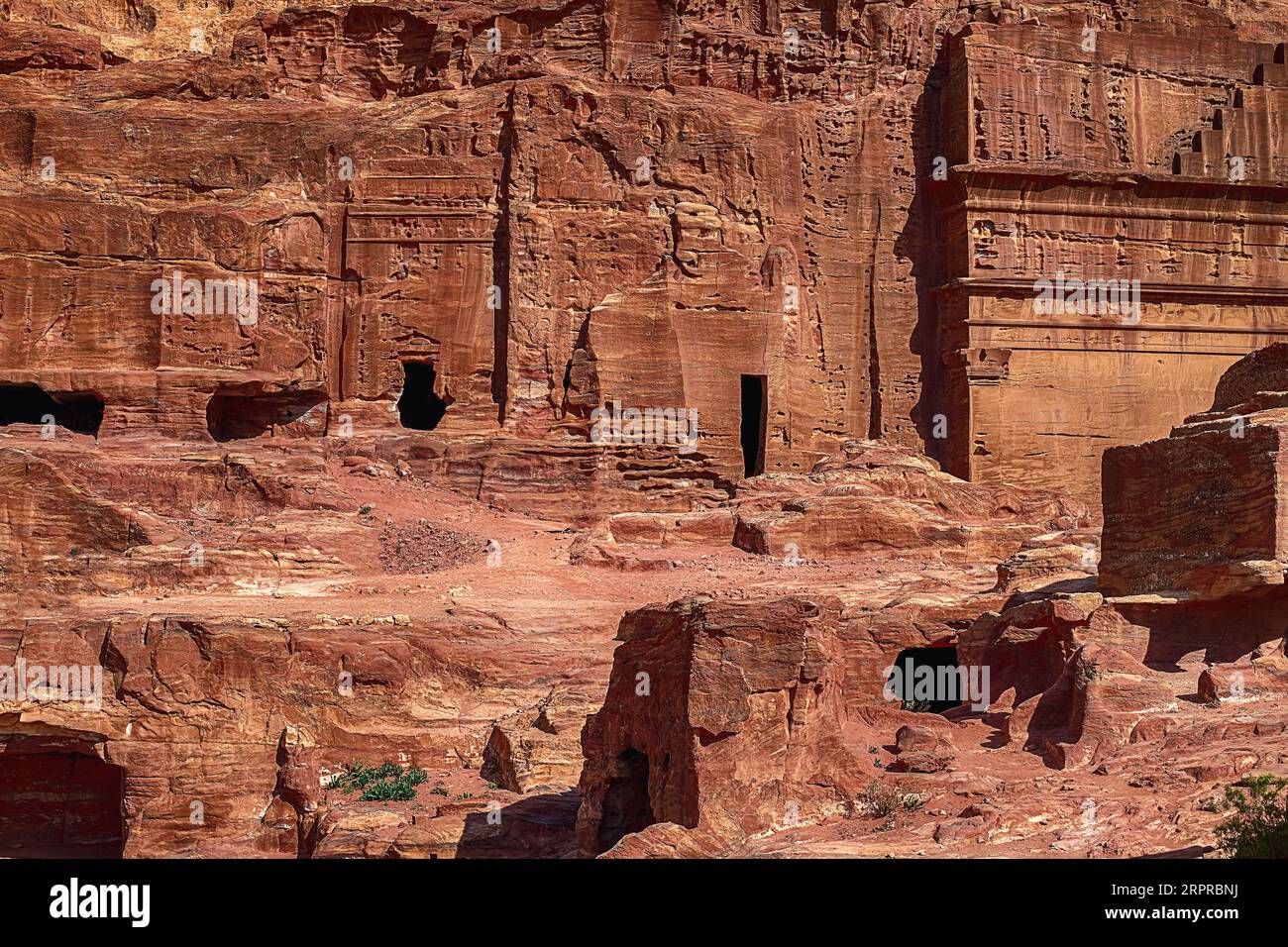Vista dei templi scolpiti nelle rocce di arenaria durante il giorno nella gola di Siq, Petra, Giordania. Foto Stock