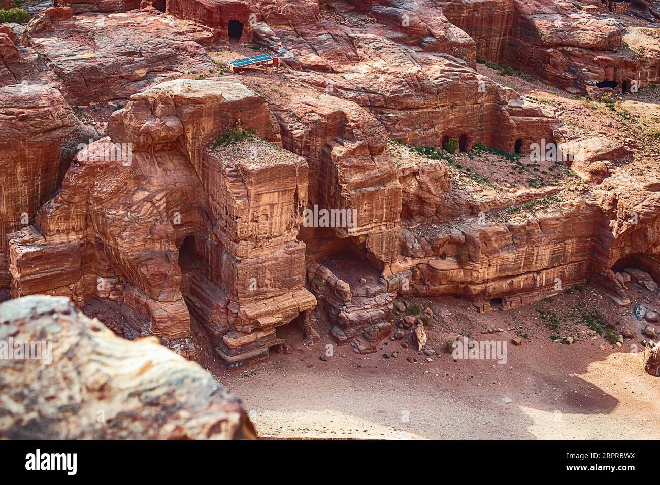 Vista dei templi scolpiti nelle rocce di arenaria durante il giorno nella gola di Siq, Petra, Giordania. Foto Stock