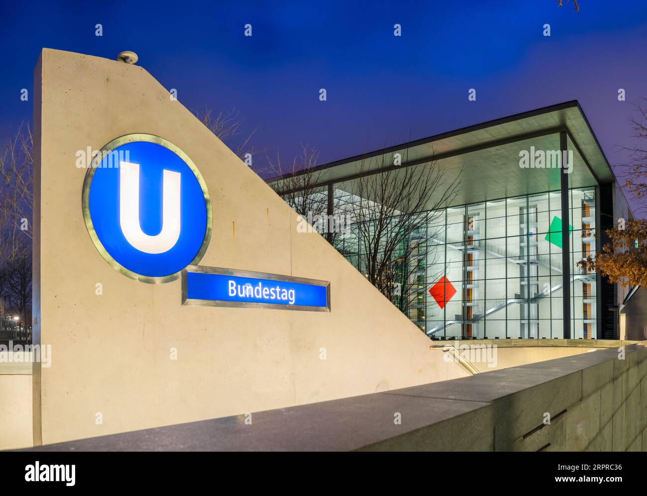 Stazione della metropolitana "Bundestag" - edificio del Reichstag nel quartiere governativo della capitale tedesca Berlino Foto Stock