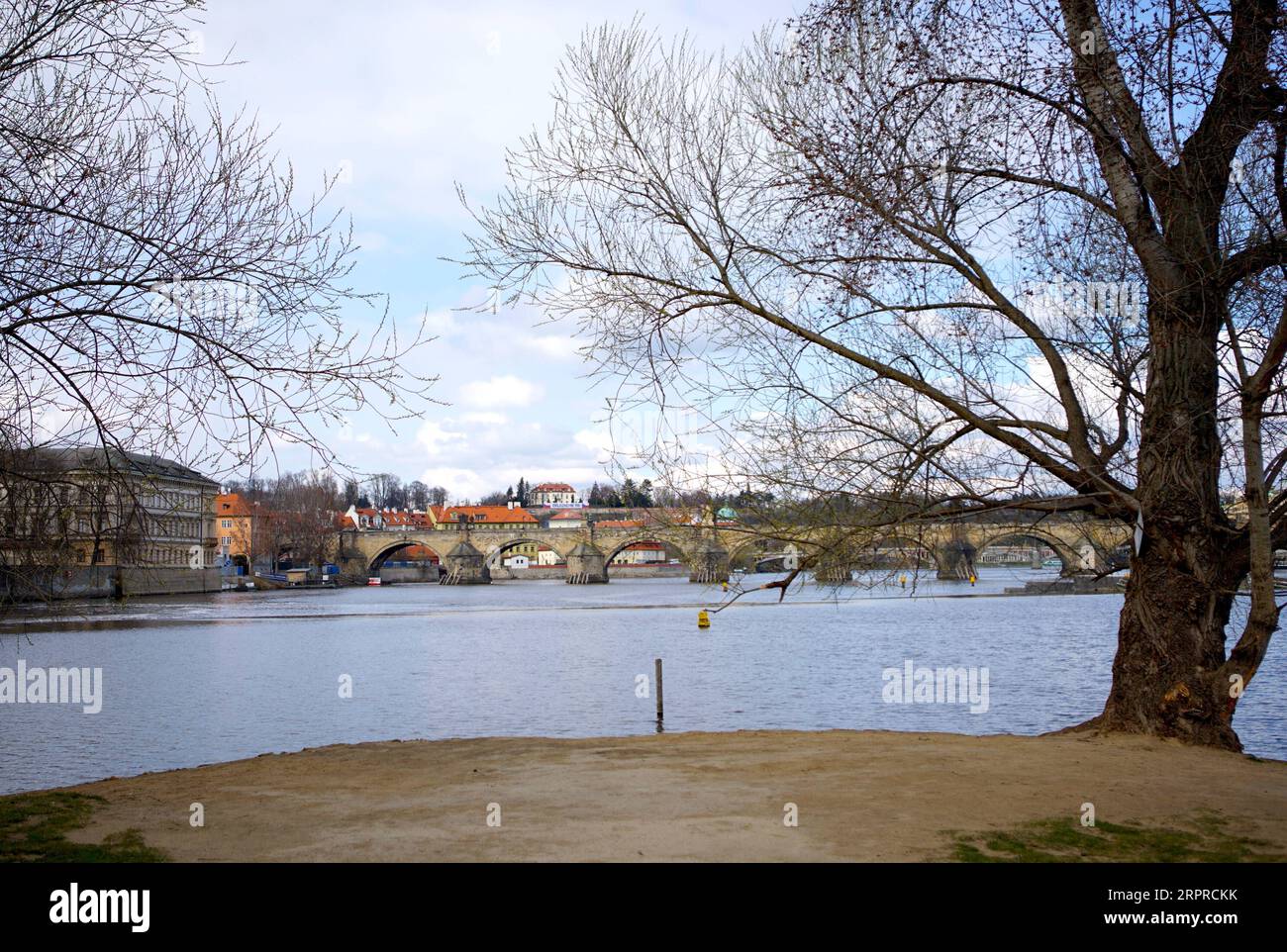 200401 -- PRAGA, 1 aprile 2020 Xinhua -- foto scattata il 31 marzo 2020 mostra la vista della riva vuota del fiume Moldava a Praga, Repubblica Ceca. A partire da martedì sera, nella Repubblica ceca sono stati confermati 3.257 casi di COVID-19, con 45 recuperi e 31 decessi. Foto di Dana Kesnerova/Xinhua REPUBBLICA CECA-PRAGA-COVID-19 PUBLICATIONxNOTxINxCHN Foto Stock