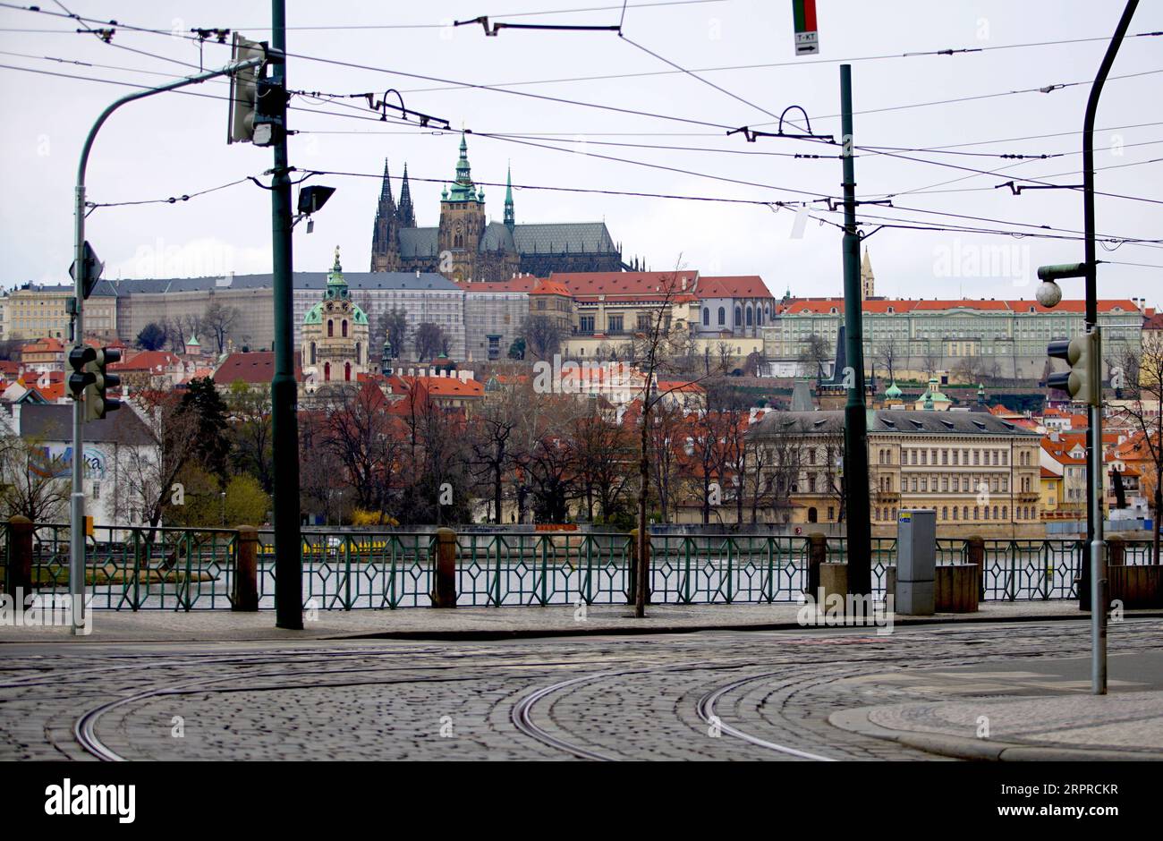 200401 -- PRAGA, 1 aprile 2020 Xinhua -- foto scattata il 31 marzo 2020 mostra la vista di una strada vuota a Praga, Repubblica Ceca. A partire da martedì sera, nella Repubblica ceca sono stati confermati 3.257 casi di COVID-19, con 45 recuperi e 31 decessi. Foto di Dana Kesnerova/Xinhua REPUBBLICA CECA-PRAGA-COVID-19 PUBLICATIONxNOTxINxCHN Foto Stock
