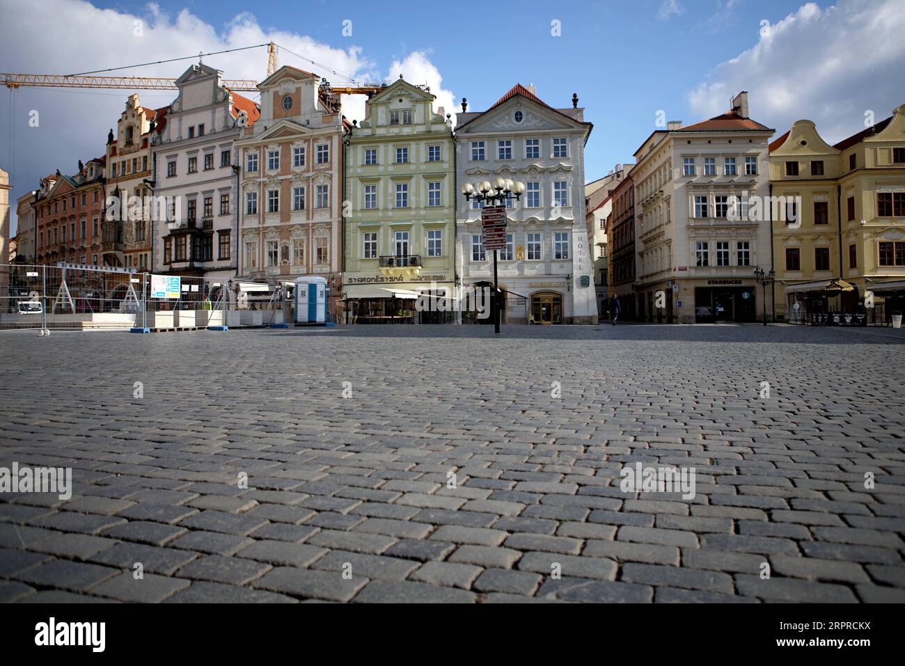 200401 -- PRAGA, 1 aprile 2020 Xinhua -- foto scattata il 31 marzo 2020 mostra la vista della piazza vuota della città Vecchia a Praga, Repubblica Ceca. A partire da martedì sera, nella Repubblica ceca sono stati confermati 3.257 casi di COVID-19, con 45 recuperi e 31 decessi. Foto di Dana Kesnerova/Xinhua REPUBBLICA CECA-PRAGA-COVID-19 PUBLICATIONxNOTxINxCHN Foto Stock