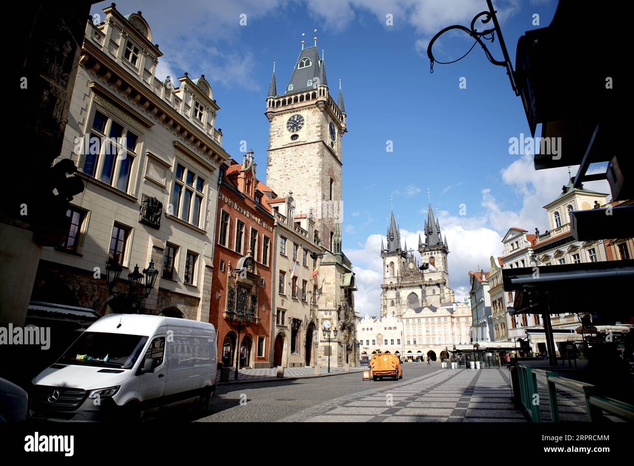 200401 -- PRAGA, 1 aprile 2020 Xinhua -- foto scattata il 31 marzo 2020 mostra la vista della piazza vuota della città Vecchia a Praga, Repubblica Ceca. A partire da martedì sera, nella Repubblica ceca sono stati confermati 3.257 casi di COVID-19, con 45 recuperi e 31 decessi. Foto di Dana Kesnerova/Xinhua REPUBBLICA CECA-PRAGA-COVID-19 PUBLICATIONxNOTxINxCHN Foto Stock