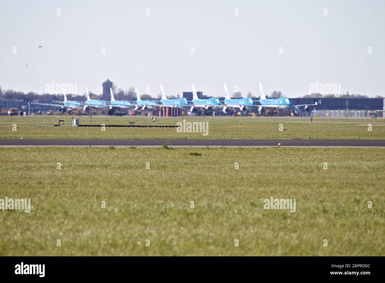 200401 -- AMSTERDAM, 1 aprile 2020 -- gli aerei della compagnia aerea olandese KLM sono parcheggiati all'aeroporto Schiphol di Amsterdam, Paesi Bassi, 31 marzo 2020. Il traffico aereo è in gran parte interrotto a causa dell'epidemia di coronavirus. Foto di /Xinhua PAESI BASSI-AMSTERDAM-AEROPORTO-AEROPLANO PARK SylviaxLederer PUBLICATIONxNOTxINxCHN Foto Stock