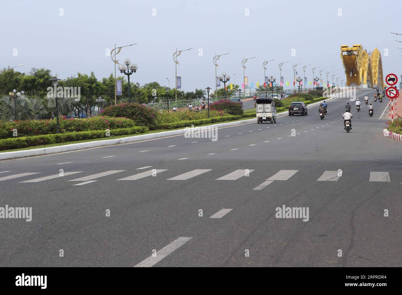 200401 -- HANOI, 1 aprile 2020 Xinhua -- la foto scattata il 1 aprile 2020 mostra pochi veicoli che corrono su un ponte nella città centrale del Vietnam di da Nang. Il primo ministro vietnamita Nguyen Xuan Phuc ha firmato un decreto mercoledì per dichiarare COVID-19 un'epidemia a livello nazionale in Vietnam, secondo il sito del governo del paese. VNA/Handout via Xinhua VIETNAM-COVID-19-EPIDEMIC PUBLICATIONxNOTxINxCHN Foto Stock