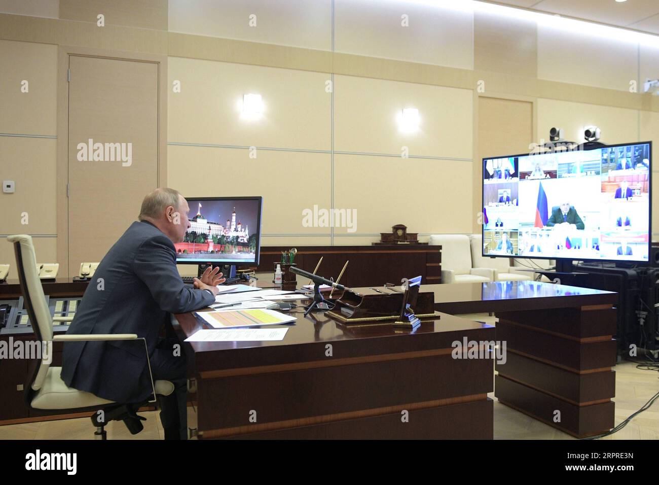 200402 -- MOSCA, 2 aprile 2020 Xinhua -- il presidente russo Vladimir Putin tiene una videoconferenza con i membri del governo russo nella residenza Novo-Ogarevo, fuori Mosca, Russia, 1 aprile 2020. Sputnik/Handout via Xinhua RUSSIA-MOSCA-PUTIN-VIDEO CONFERENZA PUBLICATIONxNOTxINxCHN Foto Stock