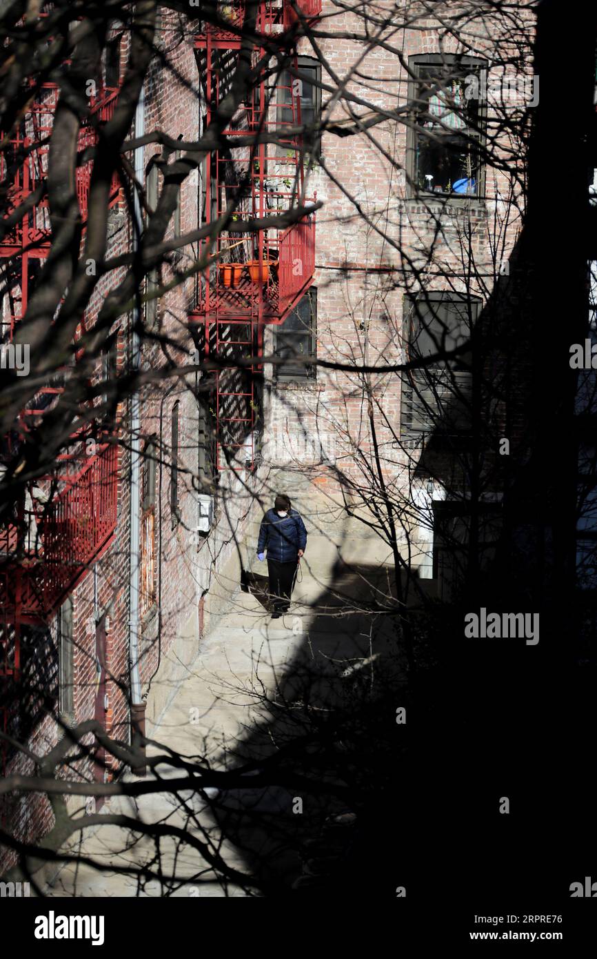 200402 -- NEW YORK, 2 aprile 2020 -- Un residente fa una passeggiata nel complesso di una residenza nel Queens of New York, Stati Uniti, 1 aprile 2020. Gli Stati Uniti mercoledì sono diventati la prima nazione con più di 200.000 infezioni da COVID-19, secondo un nuovo conteggio della Johns Hopkins University. U.S.-NEW YORK-COVID-19 WangxYing PUBLICATIONxNOTxINxCHN Foto Stock