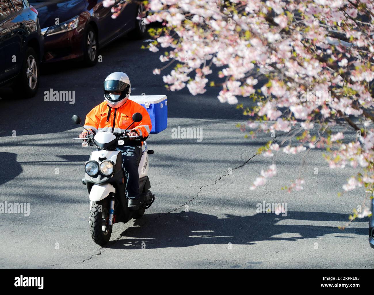 200402 -- NEW YORK, 2 aprile 2020 -- Un corriere passa davanti a un'area di residenza nel Queens of New York, Stati Uniti, 1 aprile 2020. Gli Stati Uniti mercoledì sono diventati la prima nazione con più di 200.000 infezioni da COVID-19, secondo un nuovo conteggio della Johns Hopkins University. U.S.-NEW YORK-COVID-19 WangxYing PUBLICATIONxNOTxINxCHN Foto Stock