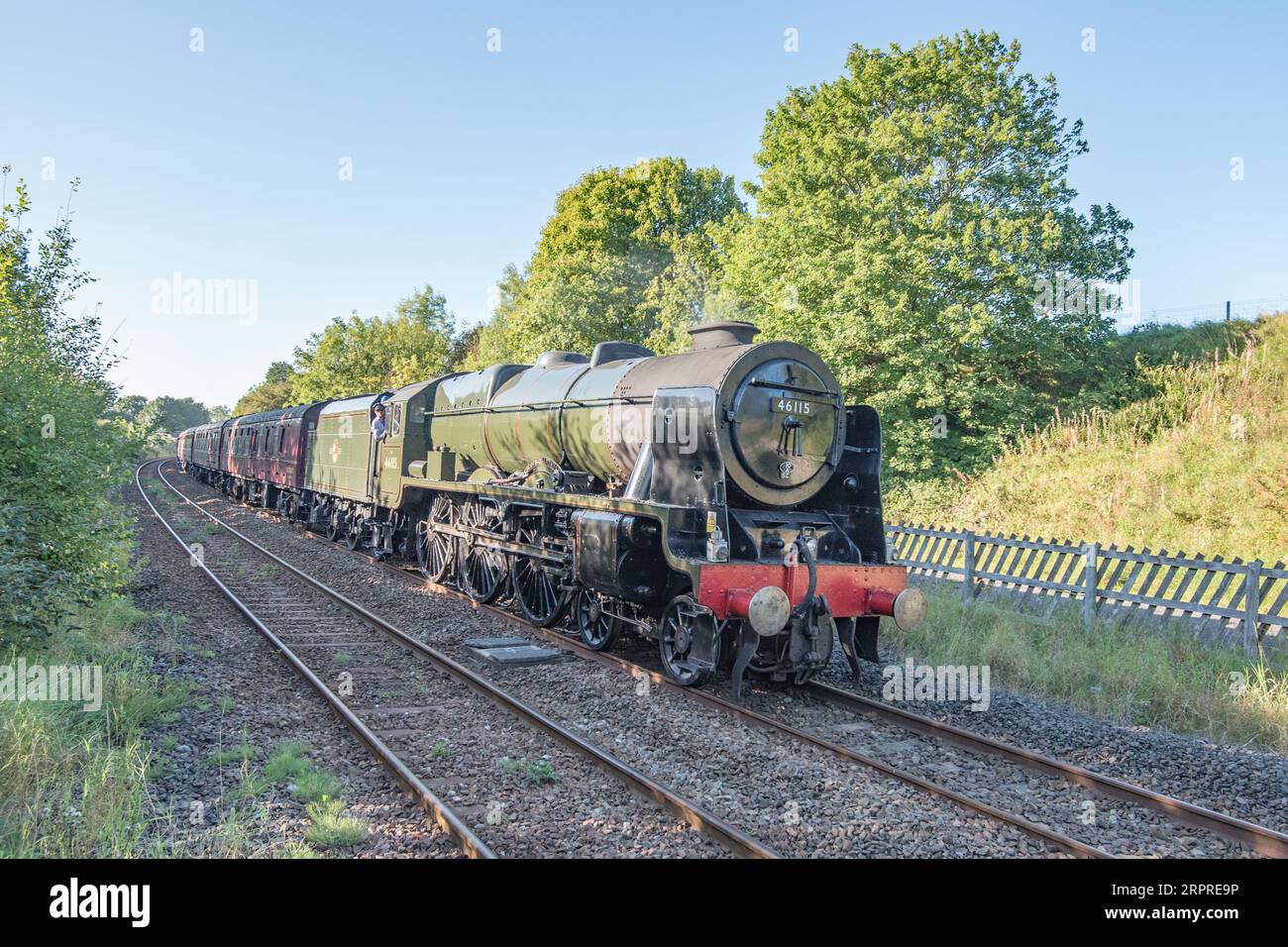 Scots Guardsman, locomotiva a vapore 46115 che passa attraverso Long Preston il 5 settembre 2023 sulla tratta di ritorno da Carlisle a Lancaster. Foto Stock