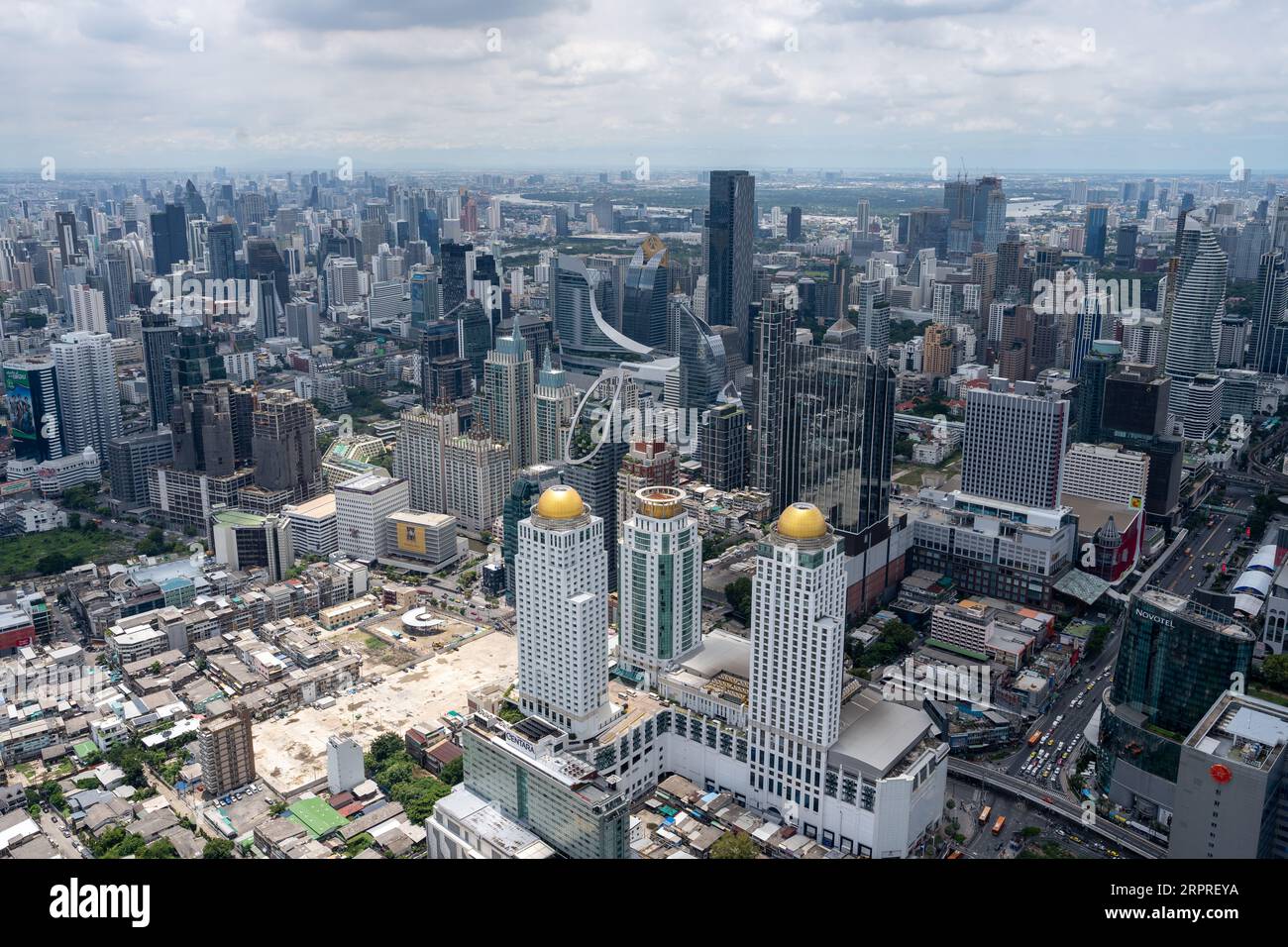 Ammira il paesaggio urbano e gli edifici di Bangkok in Thailandia e Asia Foto Stock