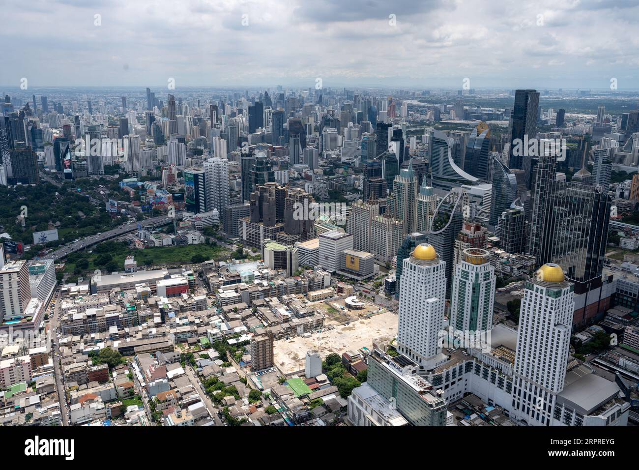 Ammira il paesaggio urbano e gli edifici di Bangkok in Thailandia e Asia Foto Stock