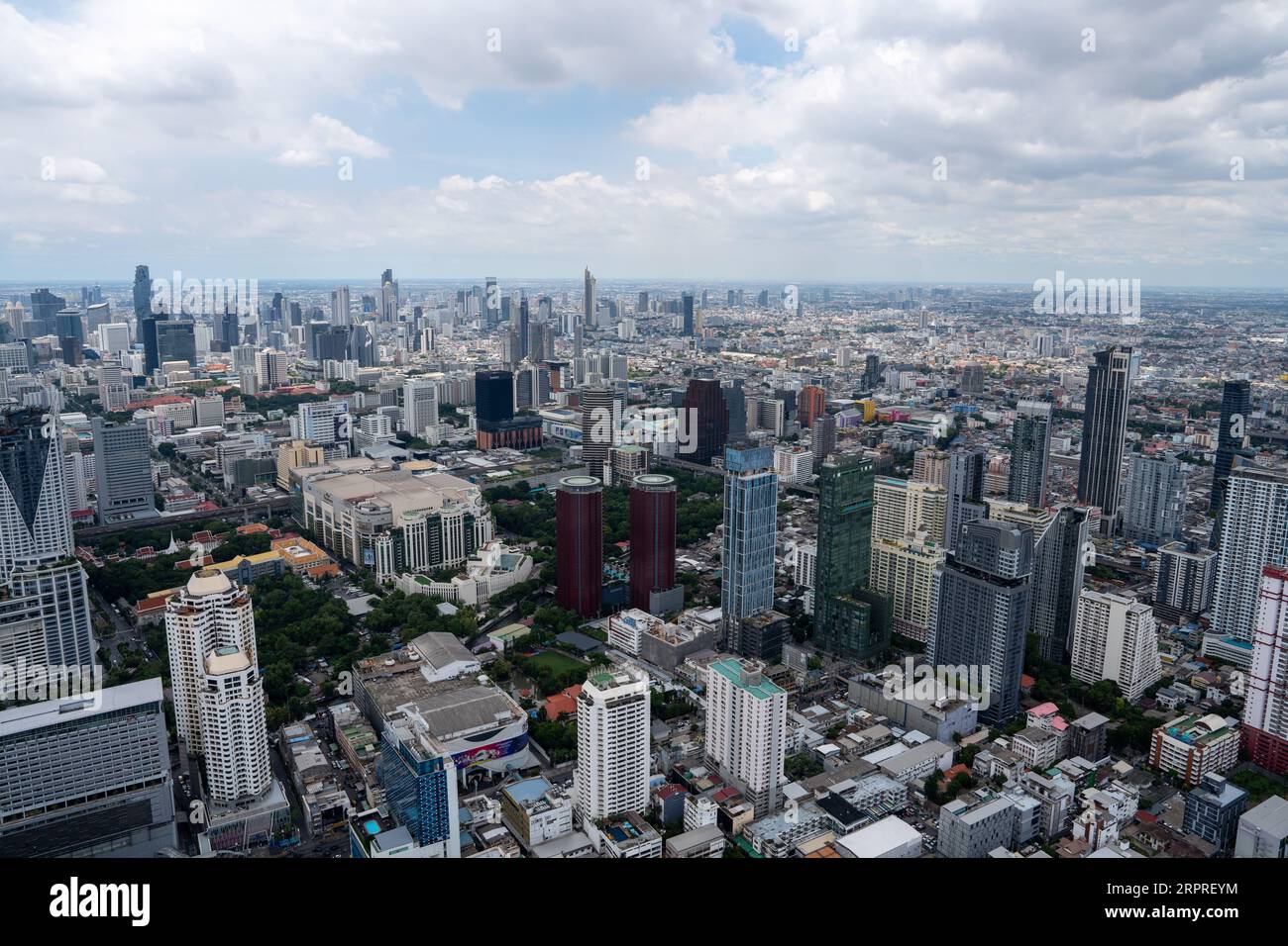 Ammira il paesaggio urbano e gli edifici di Bangkok in Thailandia e Asia Foto Stock