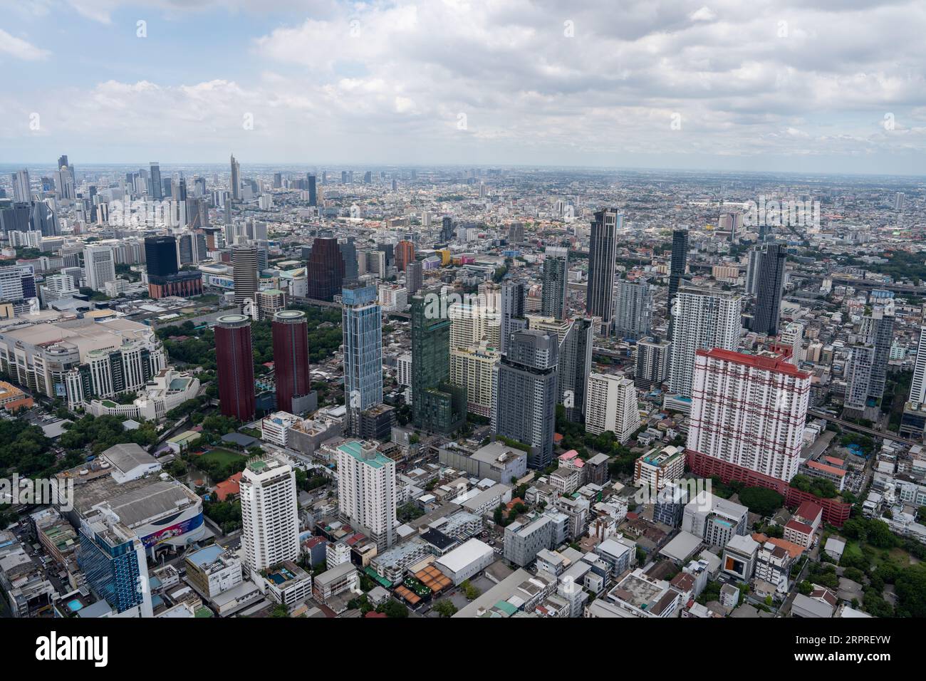 Ammira il paesaggio urbano e gli edifici di Bangkok in Thailandia e Asia Foto Stock