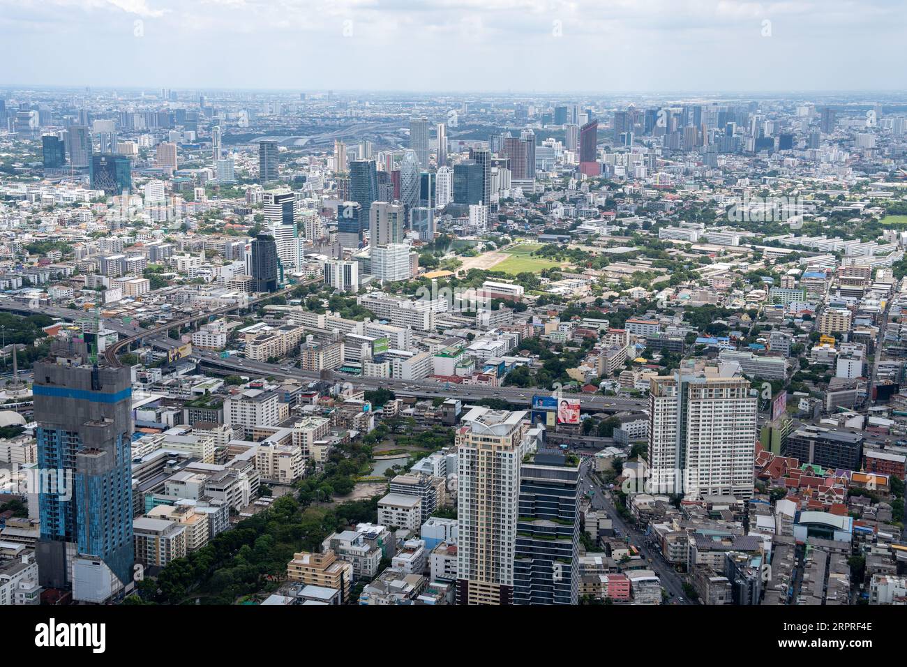Ammira il paesaggio urbano e gli edifici di Bangkok in Thailandia e Asia Foto Stock