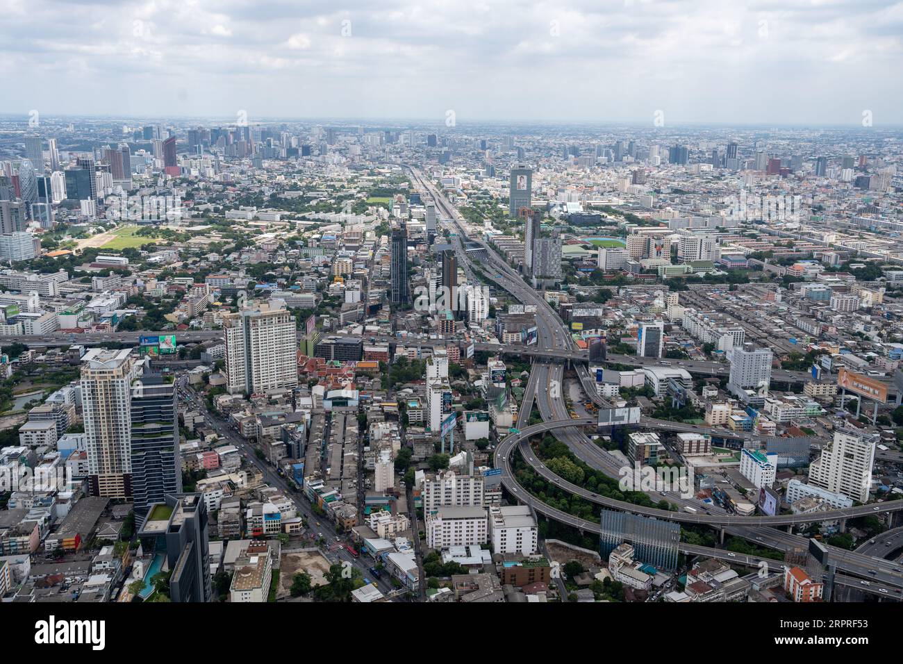 Ammira il paesaggio urbano e gli edifici di Bangkok in Thailandia e Asia Foto Stock