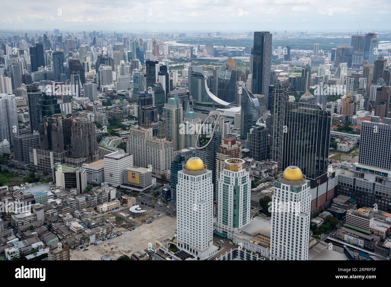 Ammira il paesaggio urbano e gli edifici di Bangkok in Thailandia e Asia Foto Stock