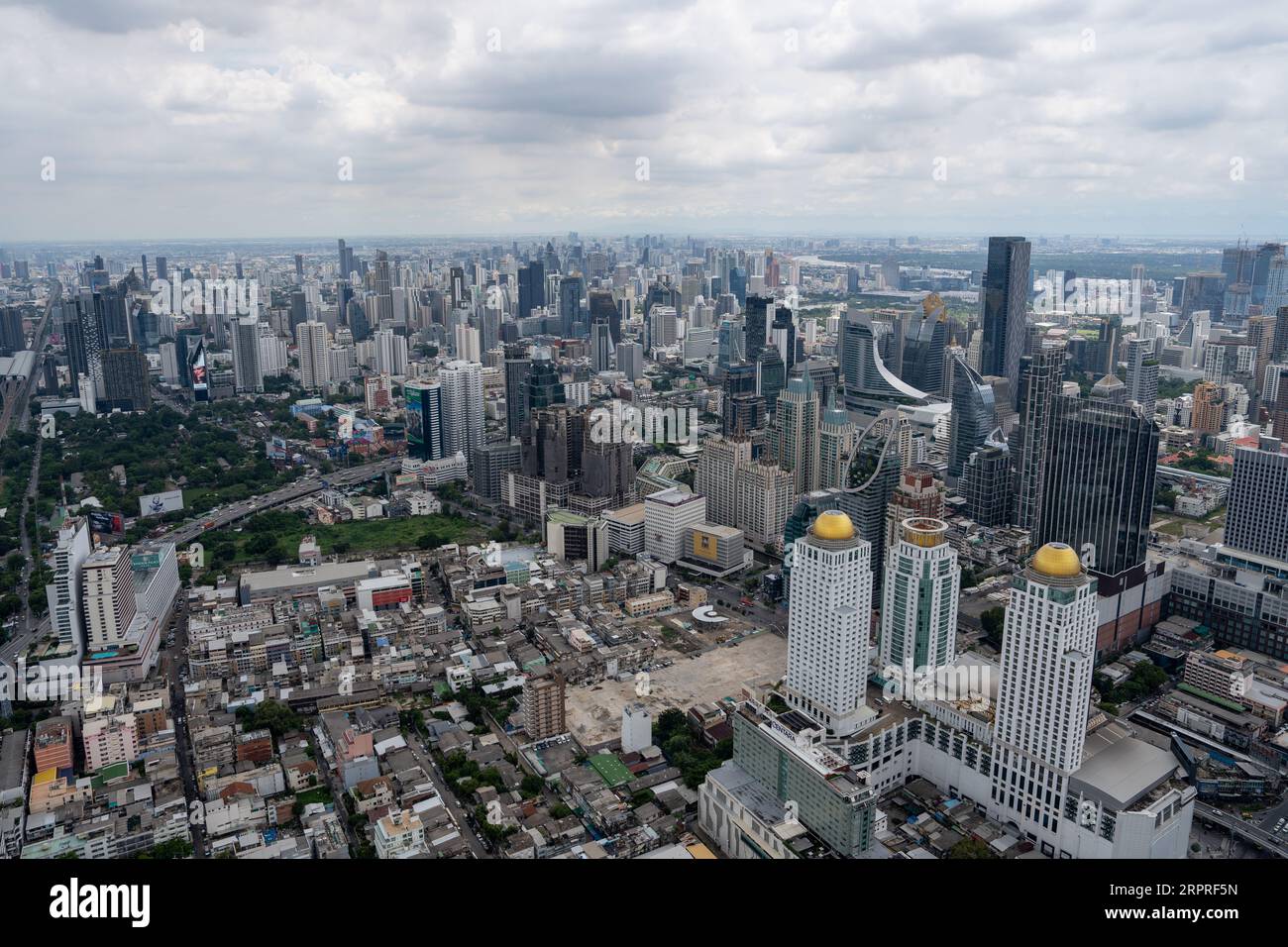 Ammira il paesaggio urbano e gli edifici di Bangkok in Thailandia e Asia Foto Stock