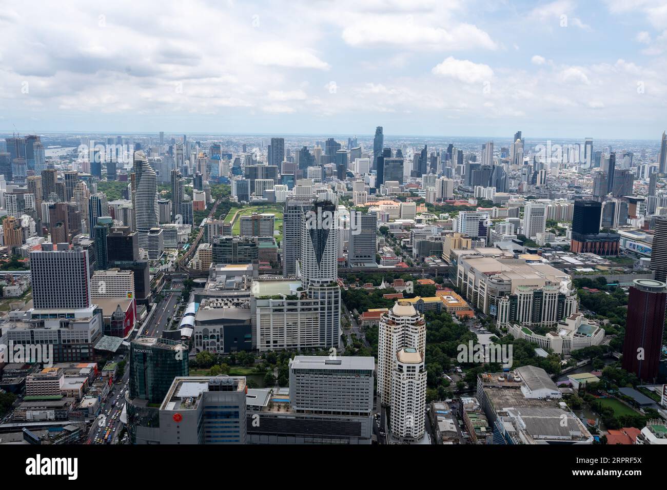 Ammira il paesaggio urbano e gli edifici di Bangkok in Thailandia e Asia Foto Stock