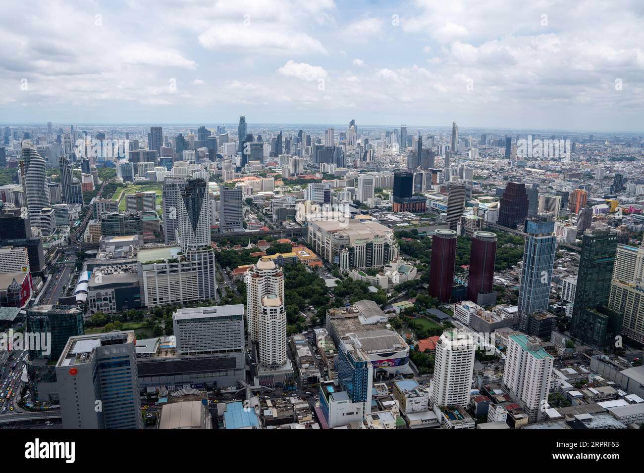 Ammira il paesaggio urbano e gli edifici di Bangkok in Thailandia e Asia Foto Stock