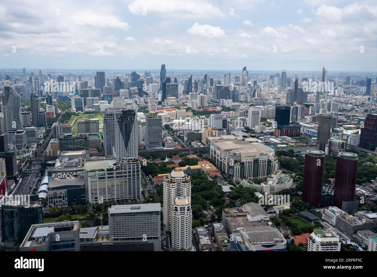 Ammira il paesaggio urbano e gli edifici di Bangkok in Thailandia e Asia Foto Stock