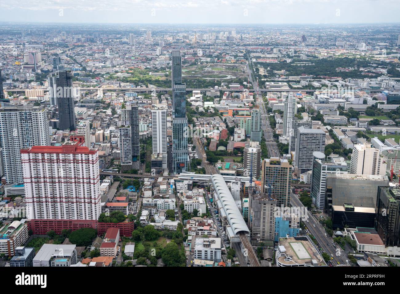 Ammira il paesaggio urbano e gli edifici di Bangkok in Thailandia e Asia Foto Stock