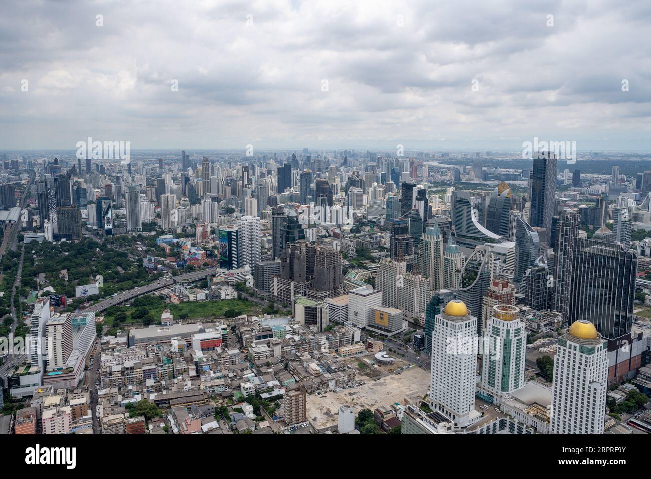 Ammira il paesaggio urbano e gli edifici di Bangkok in Thailandia e Asia Foto Stock