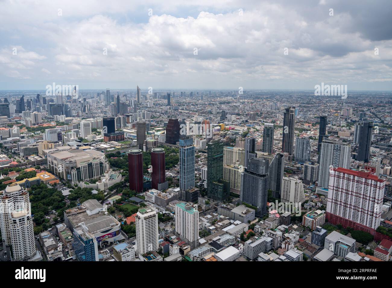 Ammira il paesaggio urbano e gli edifici di Bangkok in Thailandia e Asia Foto Stock