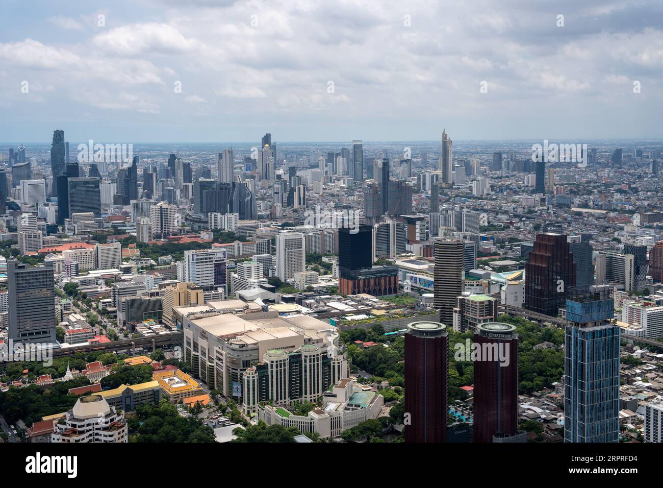 Ammira il paesaggio urbano e gli edifici di Bangkok in Thailandia e Asia Foto Stock