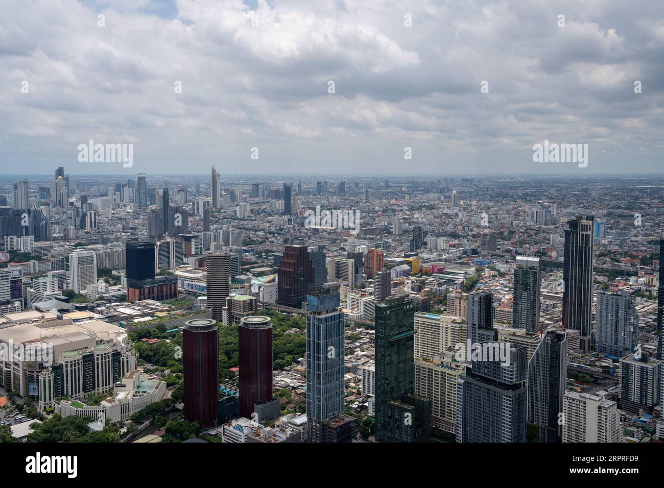 Ammira il paesaggio urbano e gli edifici di Bangkok in Thailandia e Asia Foto Stock
