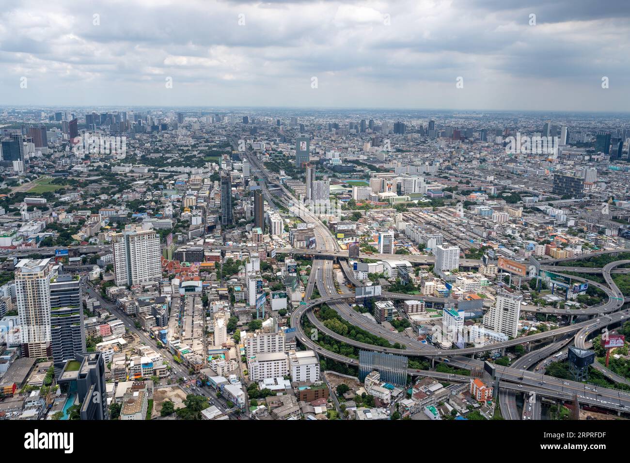 Ammira il paesaggio urbano e gli edifici di Bangkok in Thailandia e Asia Foto Stock