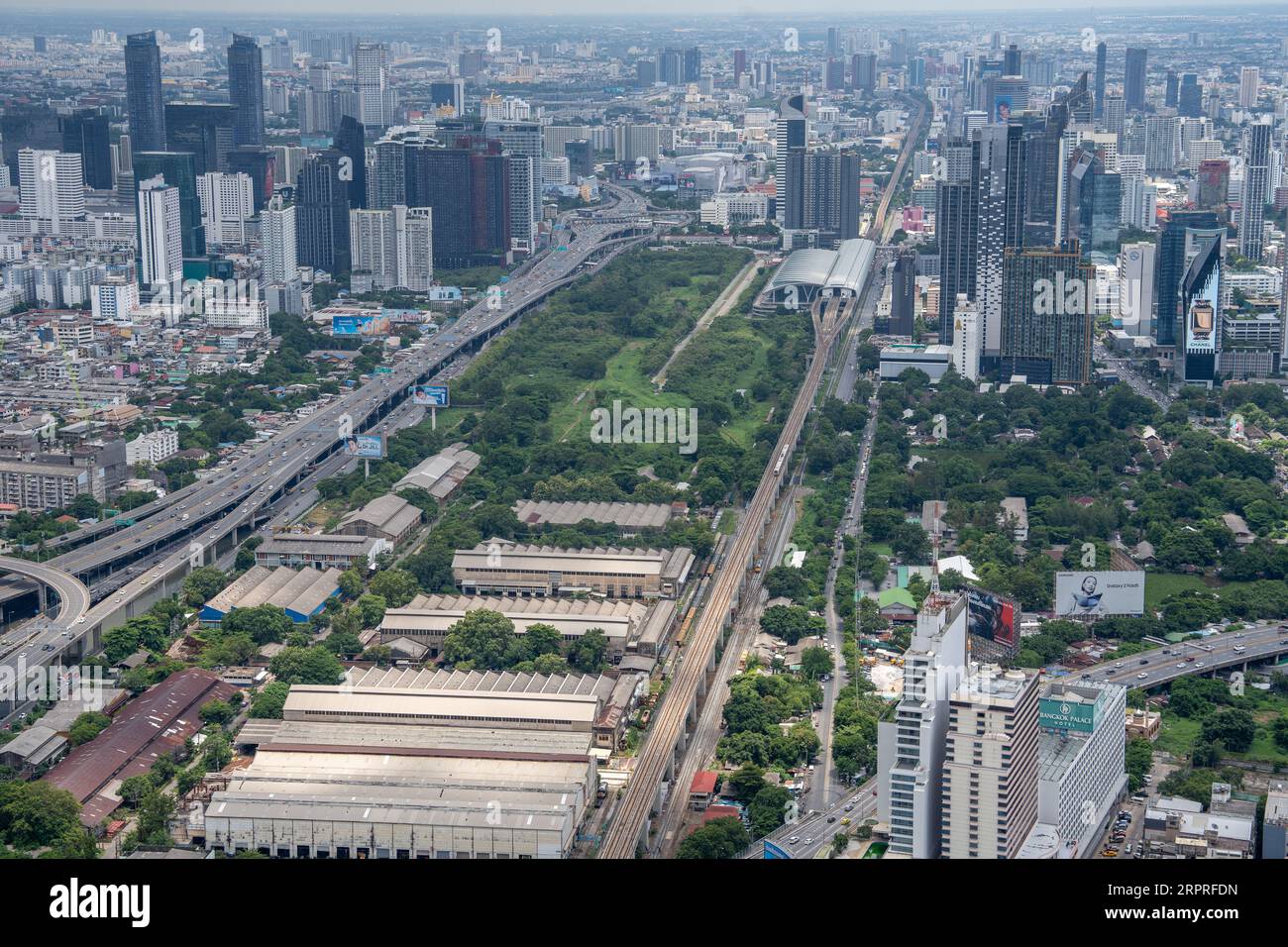 Ammira il paesaggio urbano e gli edifici di Bangkok in Thailandia e Asia Foto Stock