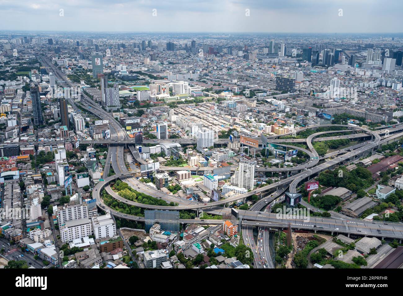 Ammira il paesaggio urbano e gli edifici di Bangkok in Thailandia e Asia Foto Stock