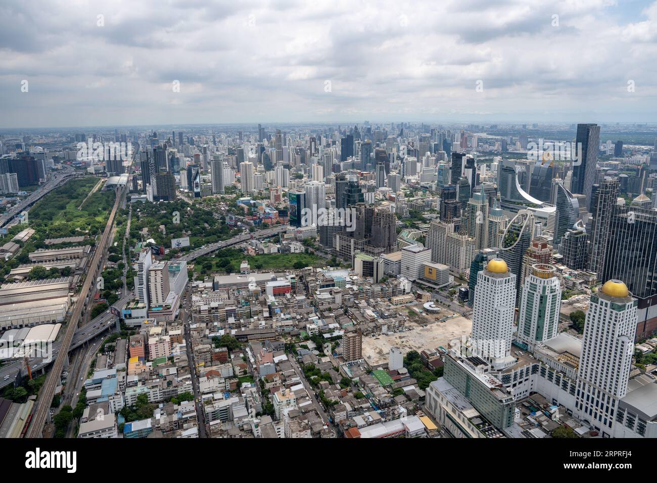 Ammira il paesaggio urbano e gli edifici di Bangkok in Thailandia e Asia Foto Stock