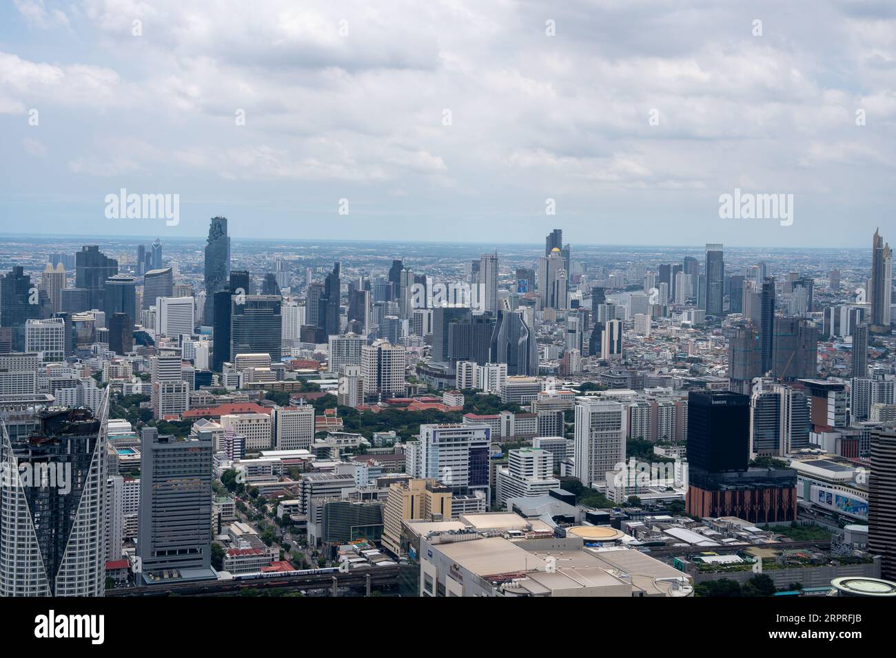 Ammira il paesaggio urbano e gli edifici di Bangkok in Thailandia e Asia Foto Stock
