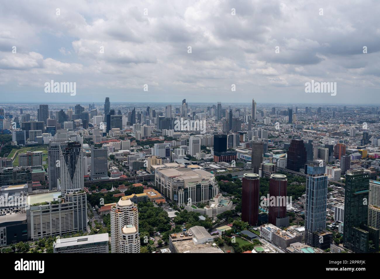 Ammira il paesaggio urbano e gli edifici di Bangkok in Thailandia e Asia Foto Stock