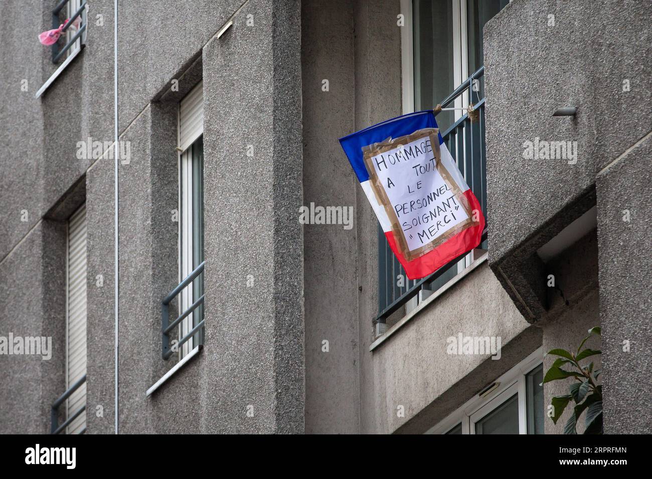 200403 -- PARIGI, 3 aprile 2020 Xinhua -- Un poster che legge omaggio a tutto il personale medico. Grazie si vede fuori da una finestra a Parigi, in Francia, il 2 aprile 2020. Gli ospedali francesi hanno registrato una perdita di un giorno di 471 pazienti affetti da coronavirus, prendendo il totale a 4.503, mentre circa 900 anziani dipendenti che vivevano nelle case di cura erano morti a causa del virus dall'inizio dell'epidemia, ha detto un funzionario sanitario giovedì. In totale, 59.105 persone erano risultate positive per il virus, in aumento di 2.116 in un giorno, contro un aumento di 4.861 il mercoledì, ha detto il Direttore generale della salute Jerome Salomon alla conferenza quotidiana Foto Stock