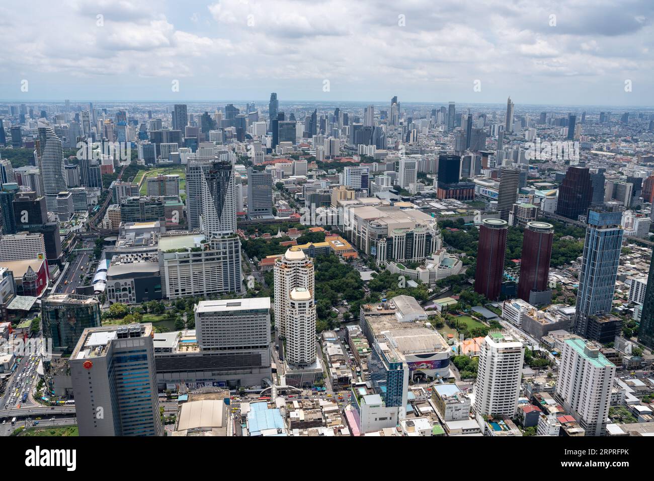 Ammira il paesaggio urbano e gli edifici di Bangkok in Thailandia e Asia Foto Stock