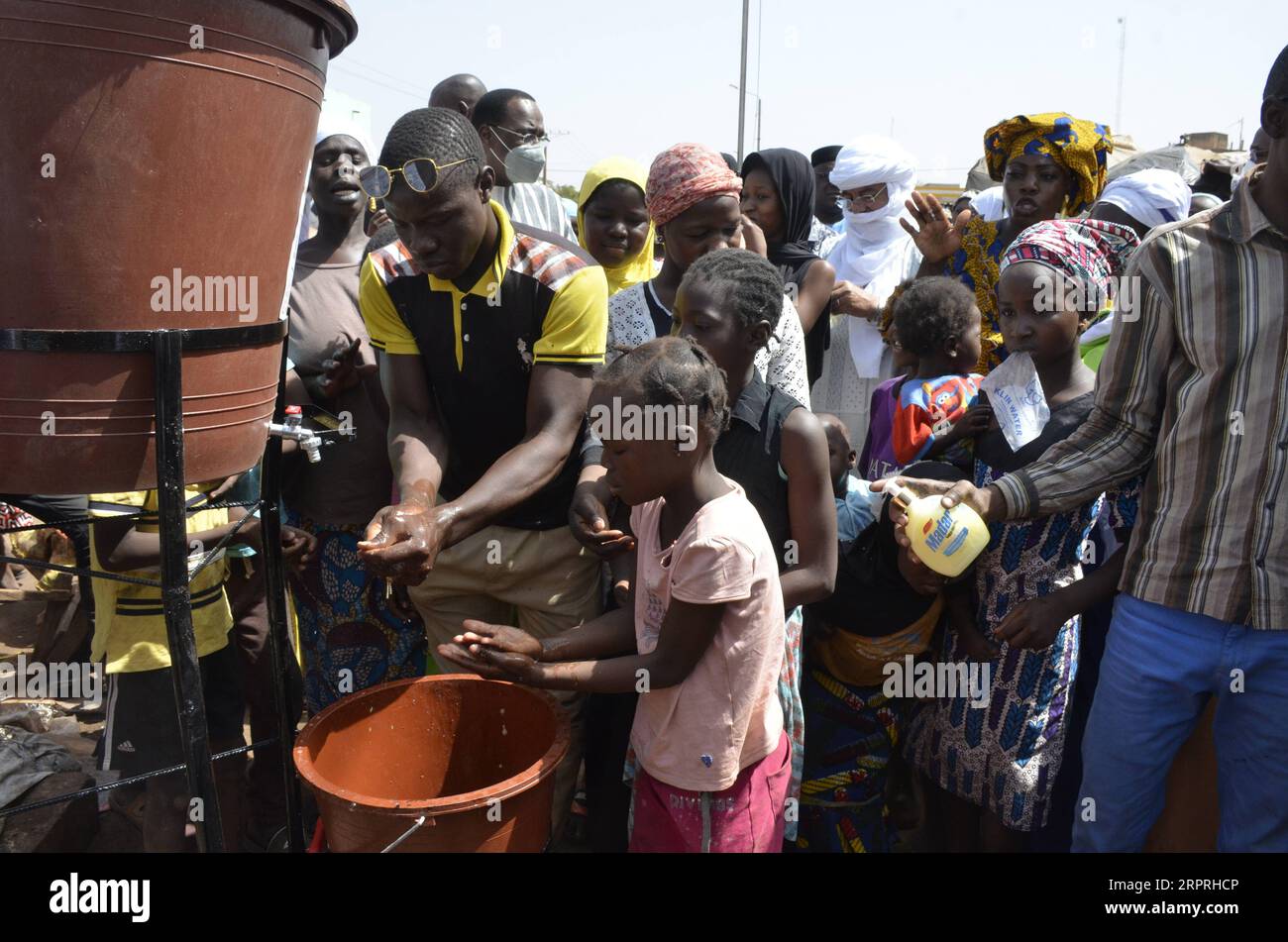 200404 -- BAMAKO, 4 aprile 2020 -- la gente si lava le mani in un mercato a Bamako, Mali, il 3 aprile 2020. Al fine di contenere la diffusione della COVID-19 nel paese, il governo maliano ha installato nei luoghi pubblici kit per il lavaggio delle mani affinché le persone si lavino regolarmente le mani. Foto di /Xinhua MALI-BAMAKO-COVID-19-CASES HabibxKouyate PUBLICATIONxNOTxINxCHN Foto Stock