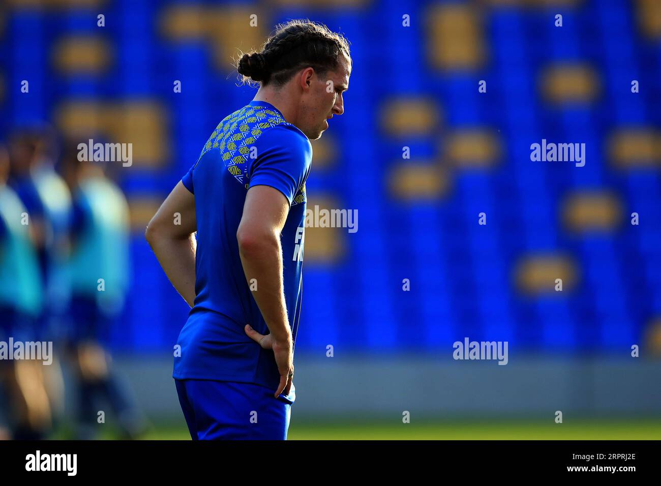 Londra, Regno Unito. 5 settembre 2023. Un Josh Davison dell'AFC Wimbledon retroilluminato si riscalda prima del calcio d'inizio durante l'EFL Trophy match tra AFC Wimbledon e Stevenage a Plough Lane, Londra, il 5 settembre 2023. Foto di Carlton Myrie. Solo per uso editoriale, licenza necessaria per uso commerciale. Nessun utilizzo in scommesse, giochi o pubblicazioni di un singolo club/campionato/giocatore. Credito: UK Sports Pics Ltd/Alamy Live News Foto Stock