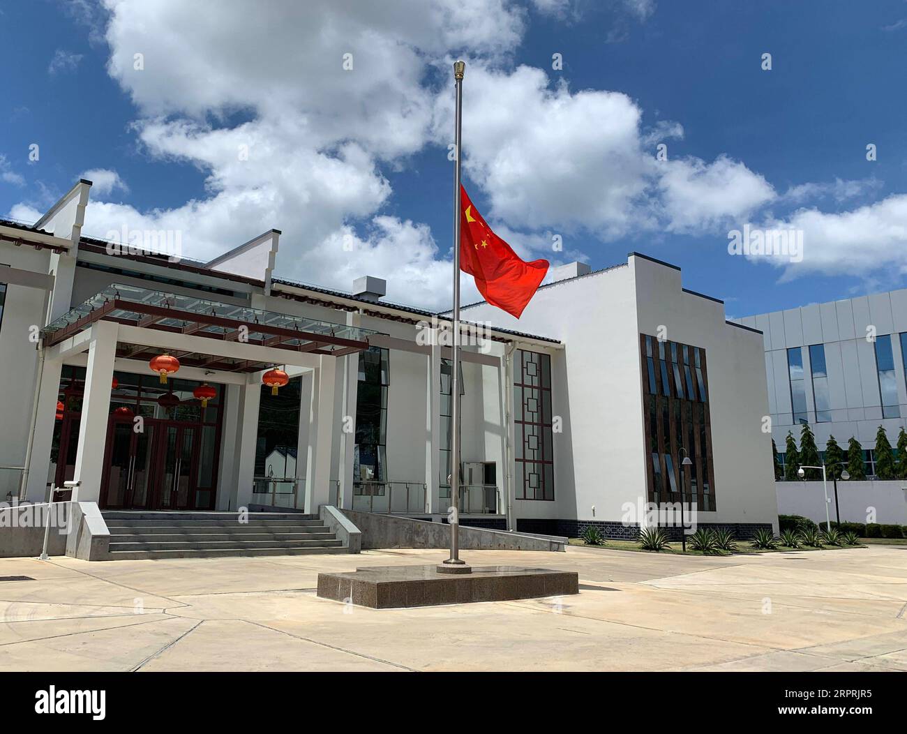 200405 -- PORTO DI SPAGNA, 5 aprile 2020 Xinhua -- una bandiera nazionale cinese vola a mezz'asta per piangere i martiri morti nella lotta contro la nuova epidemia di COVID-19 e i compatrioti morti per la malattia presso l'ambasciata cinese a Trinidad e Tobago a Port of Spain, Trinidad and Tobago, il 4 aprile 2020. Ambasciata cinese a Trinidad e Tobago/Handout via Xinhua TRINIDAD E TOBAGO-COVID-19-AMBASCIATA CINESE-NATIONAL FLAG-HALF-MAST PUBLICATIONxNOTxINxCHN Foto Stock