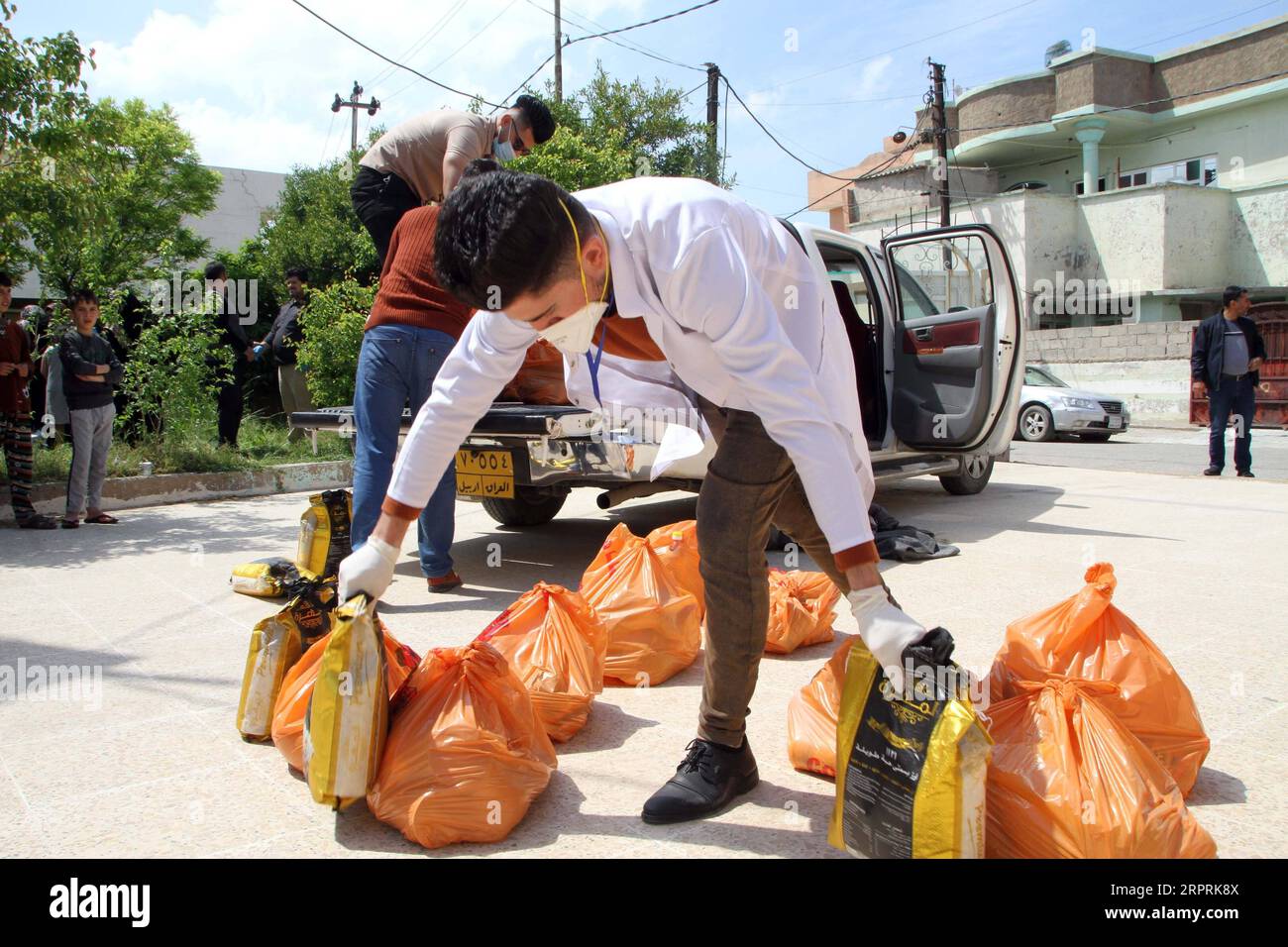 200405 -- KIRKUK, 5 aprile 2020 Xinhua -- Un'organizzazione di beneficenza distribuisce cibo alle persone colpite dalla povertà nella provincia di Kirkuk, Iraq, 4 aprile 2020, per aiutarle a superare la crisi della nuova epidemia di coronavirus. Xinhua IRAQ-KIRKUK-CORONAVIRUS-FOOD-DISTRIBUTION PUBLICATIONxNOTxINxCHN Foto Stock