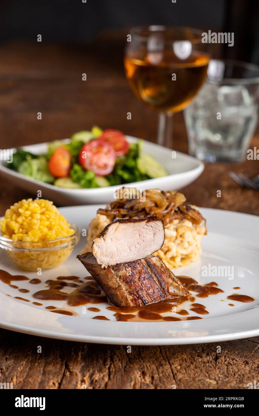 filetto di maiale arrosto con pasta sveva Foto Stock