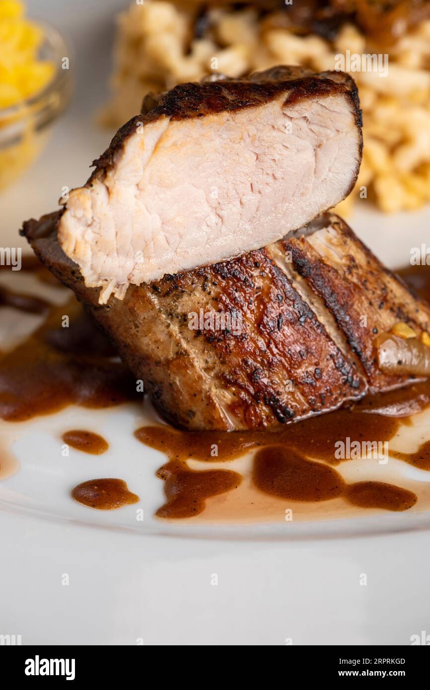 filetto di maiale arrosto con pasta sveva Foto Stock