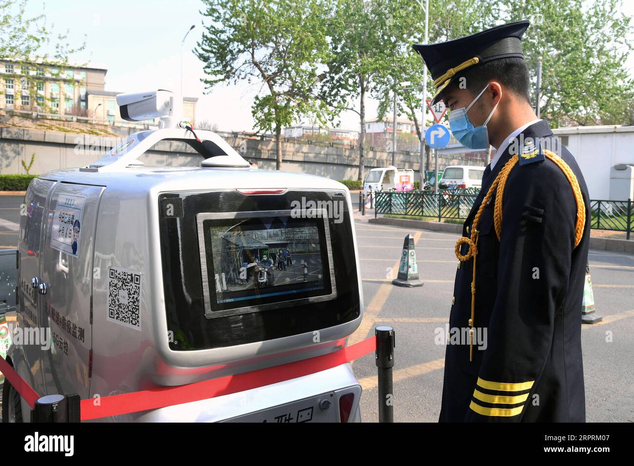200406 -- PECHINO, 6 aprile 2020 -- Un membro del personale controlla un'auto di consegna senza equipaggio 5G con la sua funzione di misurazione della temperatura al Beijing Institute of Technology di Pechino, capitale della Cina, 6 aprile 2020. Al Beijing Institute of Technology è stata messa in uso un'auto di consegna senza equipaggio 5G, in grado di misurare la temperatura delle persone che entrano nel campus, riconoscere le informazioni facciali e condurre consegne senza contatto. CHINA-BEIJING-CAMPUS-CONSEGNA SENZA EQUIPAGGIO CN RENXCHAO PUBLICATIONXNOTXINXCHN Foto Stock