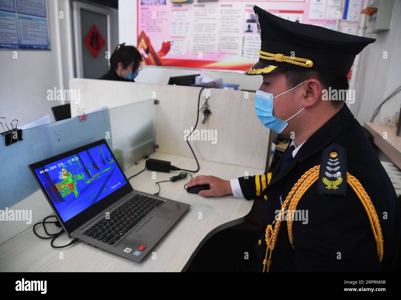 200406 -- PECHINO, 6 aprile 2020 -- Un membro dello staff controlla le foto inviate dall'auto di consegna senza equipaggio 5G all'Istituto tecnologico di Pechino, capitale della Cina, 6 aprile 2020. Al Beijing Institute of Technology è stata messa in uso un'auto di consegna senza equipaggio 5G, in grado di misurare la temperatura delle persone che entrano nel campus, riconoscere le informazioni facciali e condurre consegne senza contatto. CHINA-BEIJING-CAMPUS-CONSEGNA SENZA EQUIPAGGIO CN RENXCHAO PUBLICATIONXNOTXINXCHN Foto Stock