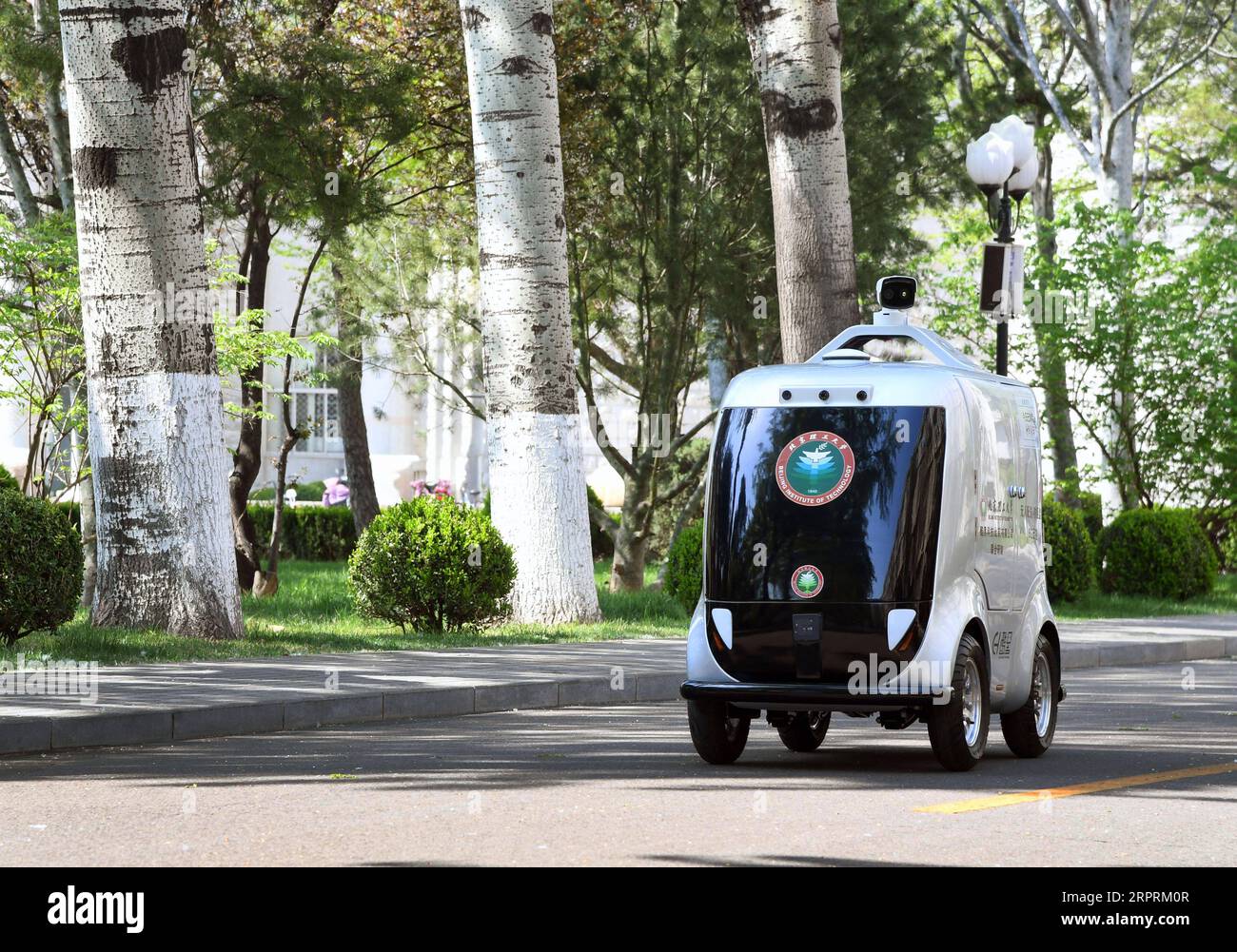 200406 -- PECHINO, 6 aprile 2020 -- Un'auto di consegna senza equipaggio 5G consegna merci al Beijing Institute of Technology di Pechino, capitale della Cina, 6 aprile 2020. Al Beijing Institute of Technology è stata messa in uso un'auto di consegna senza equipaggio 5G, in grado di misurare la temperatura delle persone che entrano nel campus, riconoscere le informazioni facciali e condurre consegne senza contatto. CHINA-BEIJING-CAMPUS-CONSEGNA SENZA EQUIPAGGIO CN RENXCHAO PUBLICATIONXNOTXINXCHN Foto Stock